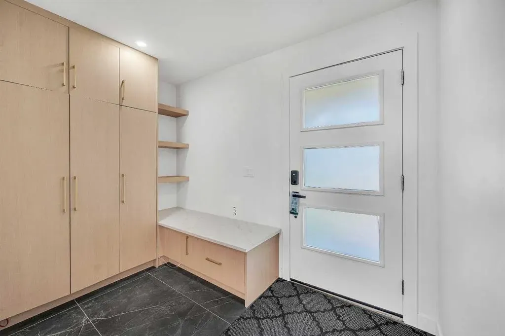 4239 Vauxhall Crescent NW