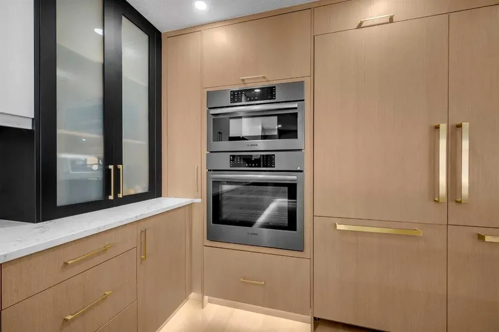 4239 Vauxhall Crescent NW