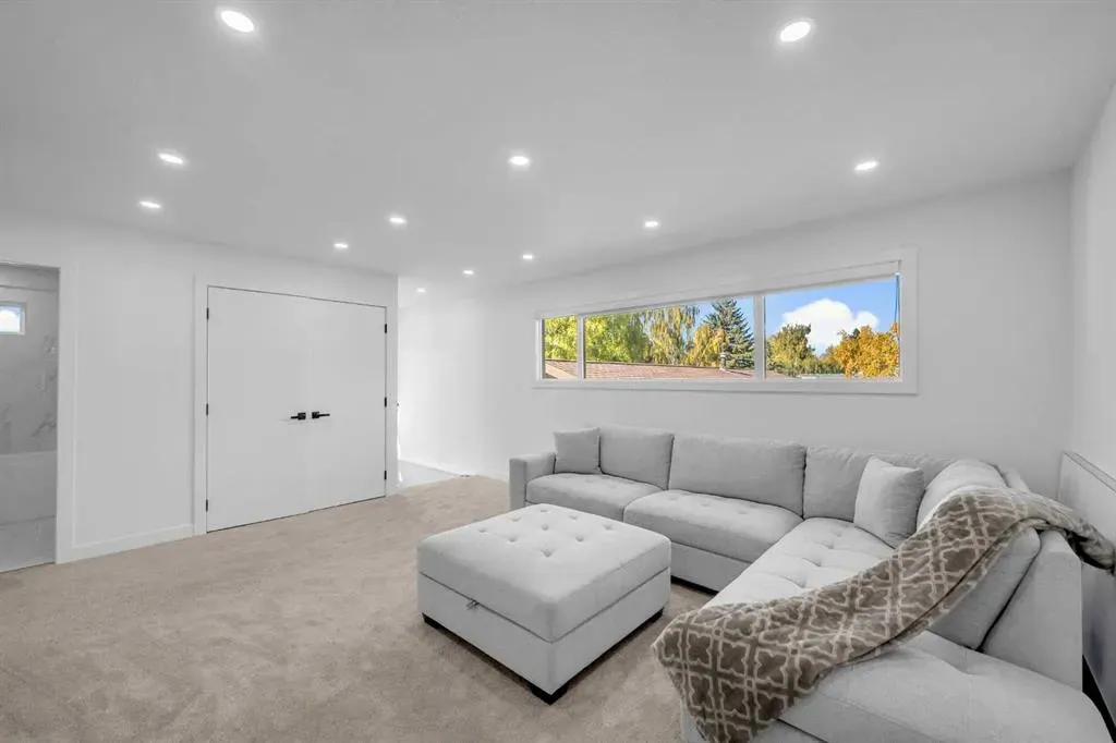 4239 Vauxhall Crescent NW