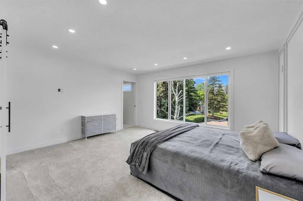 4239 Vauxhall Crescent NW