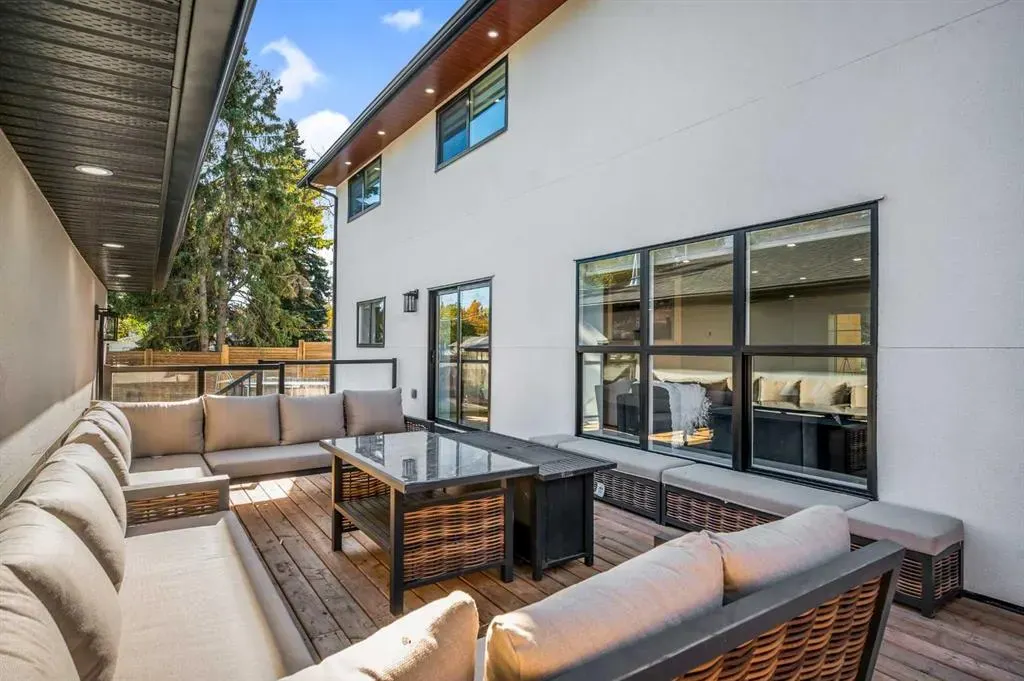 4239 Vauxhall Crescent NW