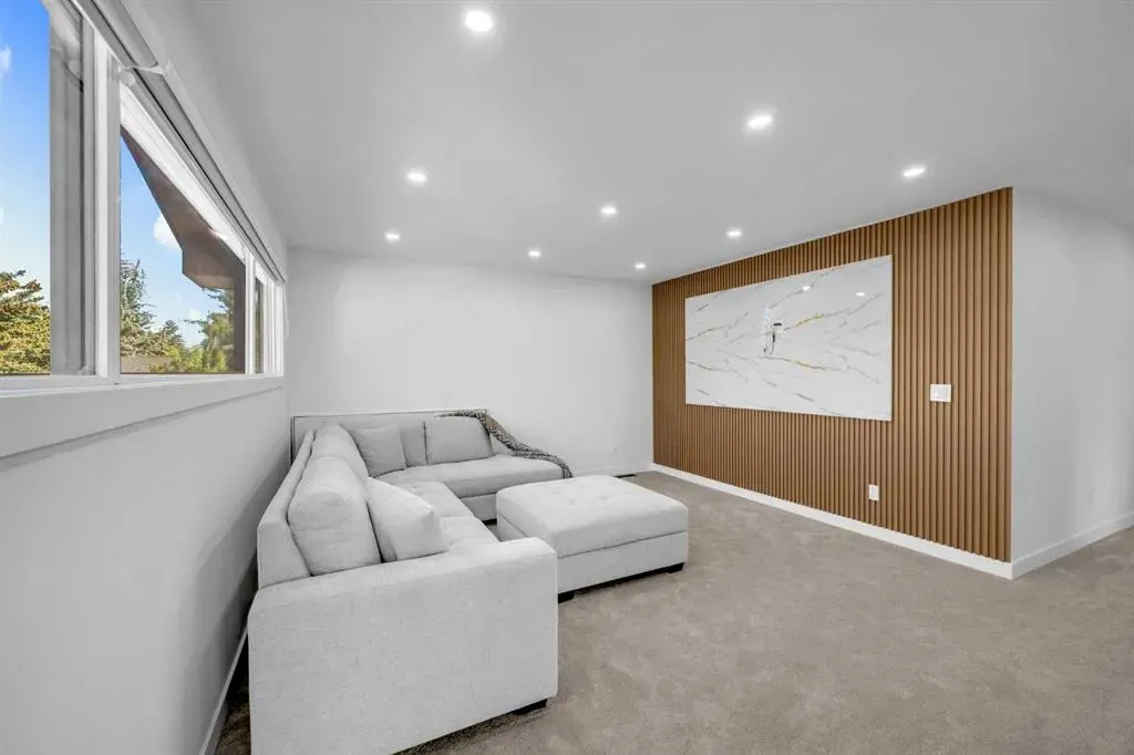 4239 Vauxhall Crescent NW