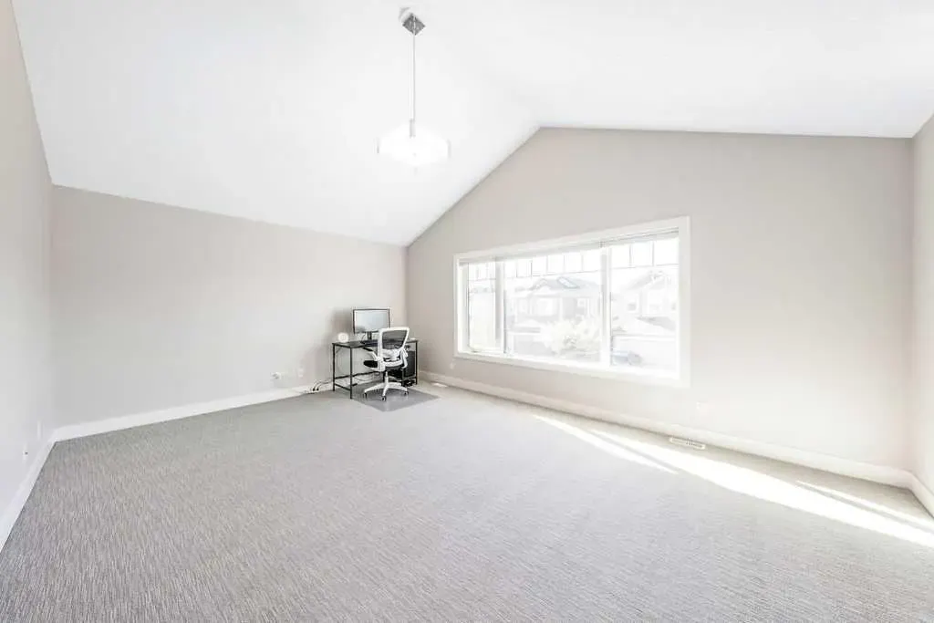 82 Panton View NW