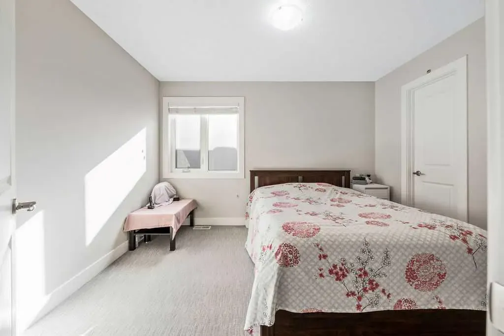 82 Panton View NW