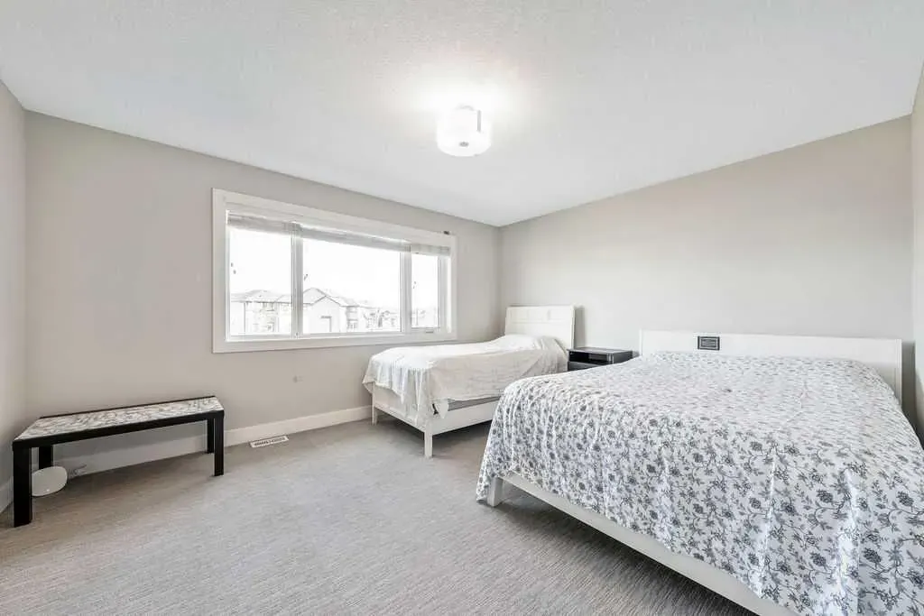 82 Panton View NW