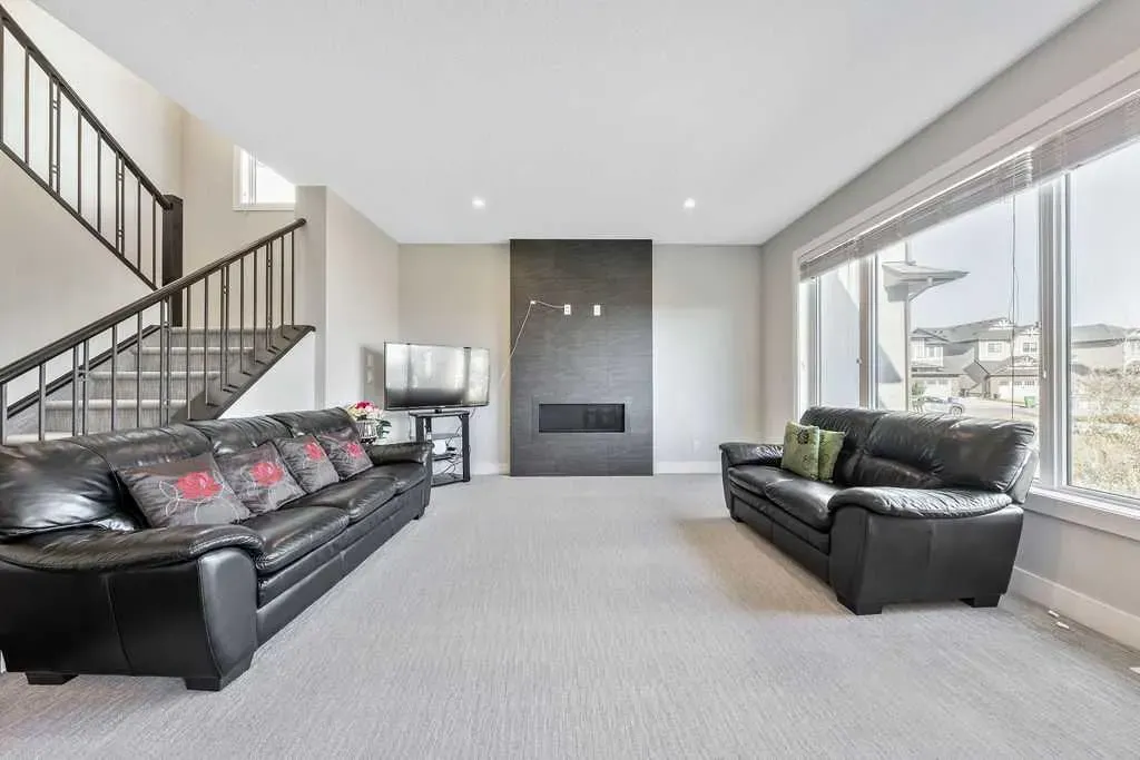 82 Panton View NW