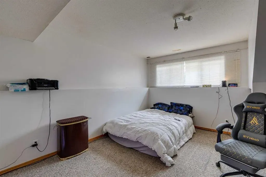 1656 Strathcona Gate