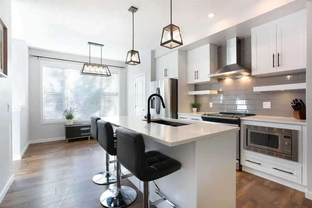 1823 Baywater Drive SW