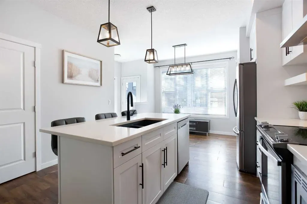 1823 Baywater Drive SW