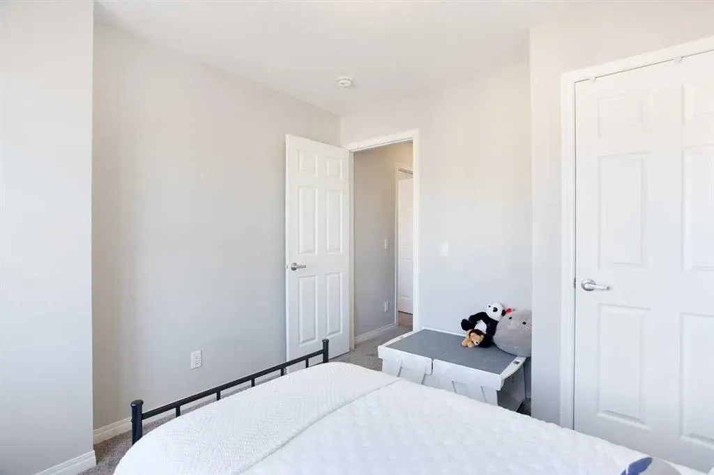 214 Hillcrest Gardens SW