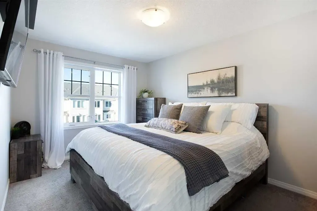 214 Hillcrest Gardens SW