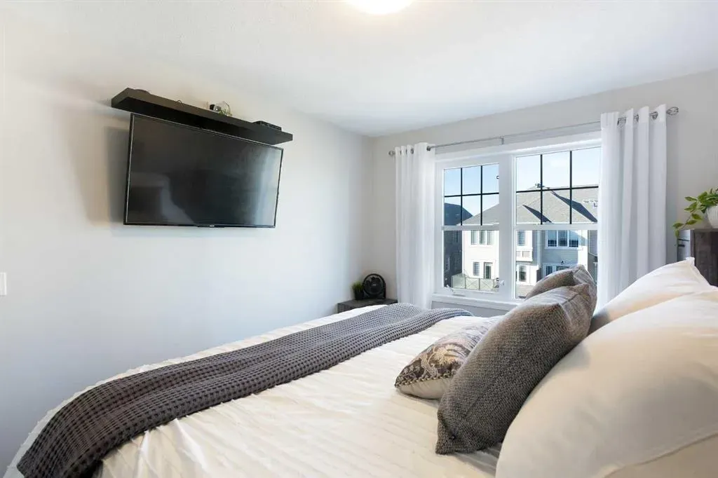 214 Hillcrest Gardens SW