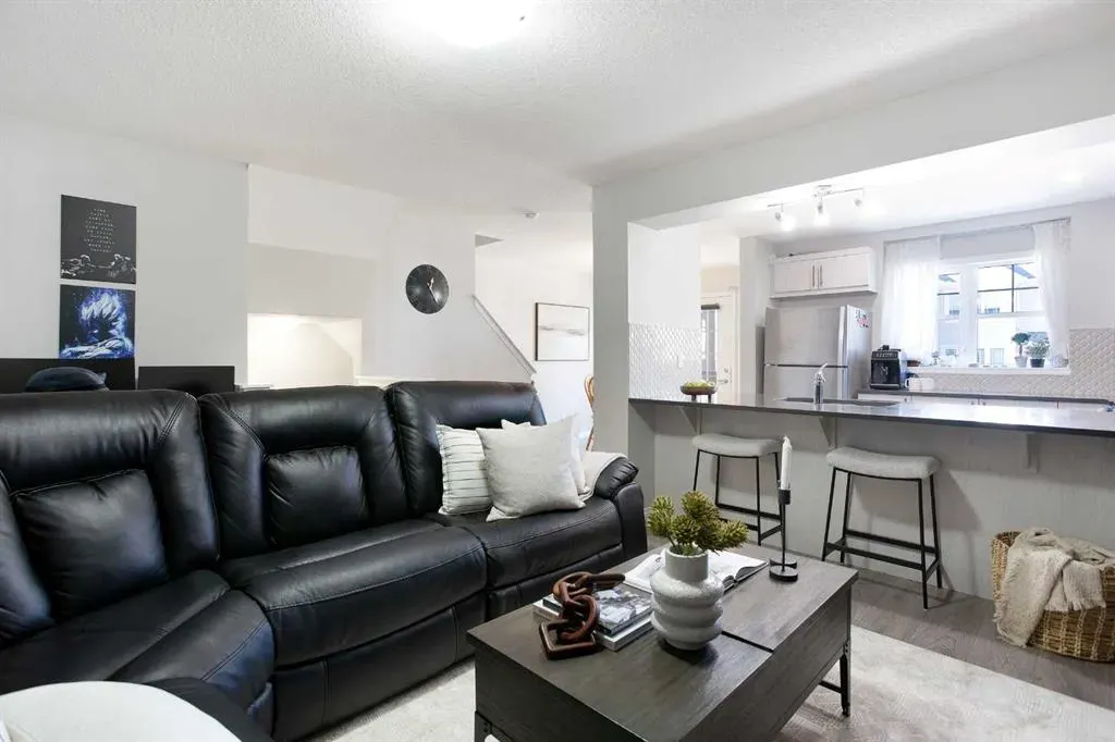 214 Hillcrest Gardens SW