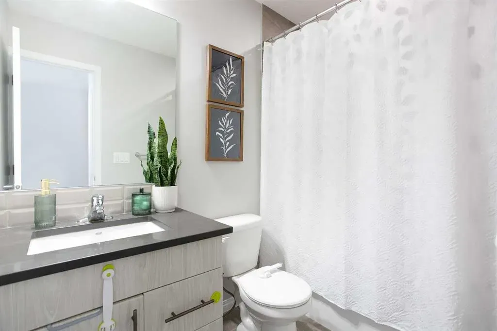 214 Hillcrest Gardens SW