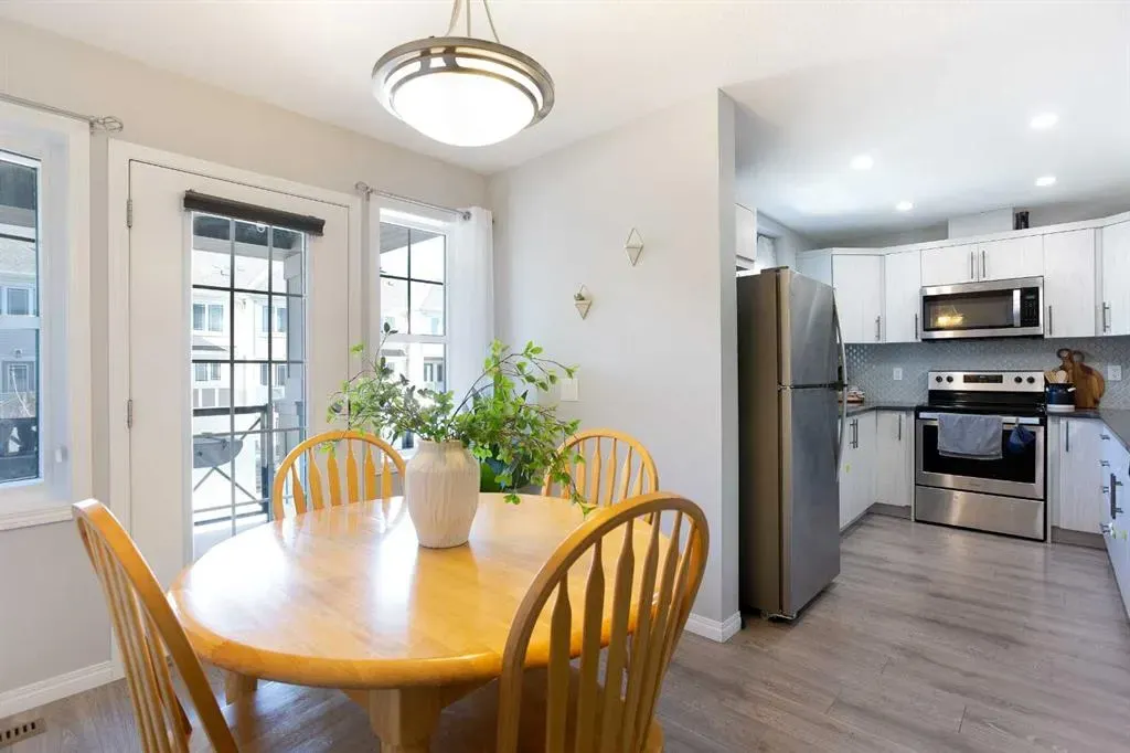 214 Hillcrest Gardens SW