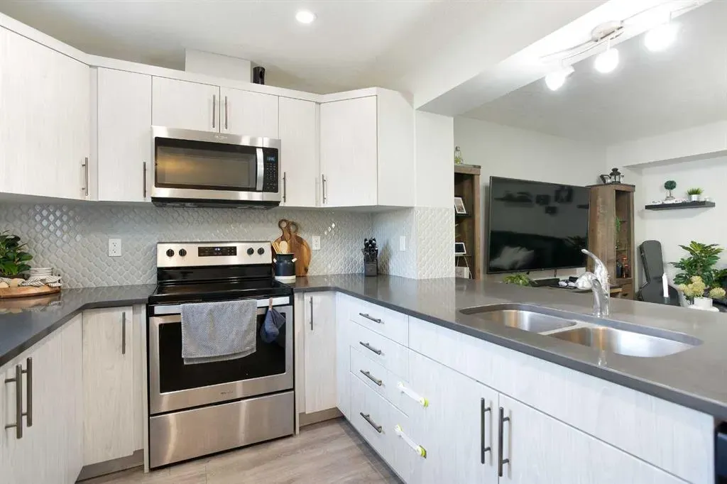 214 Hillcrest Gardens SW