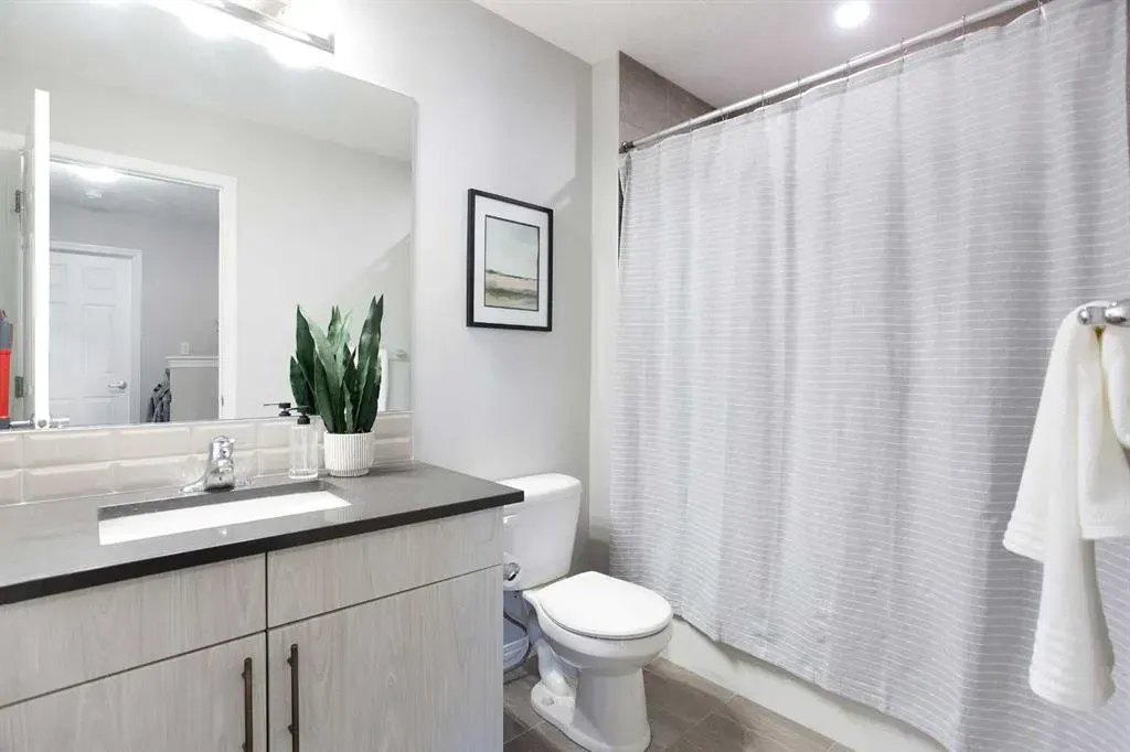 214 Hillcrest Gardens SW