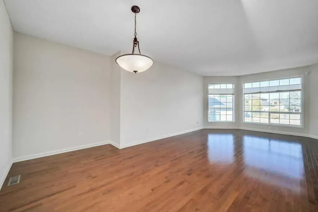 222 Diamond Court SE