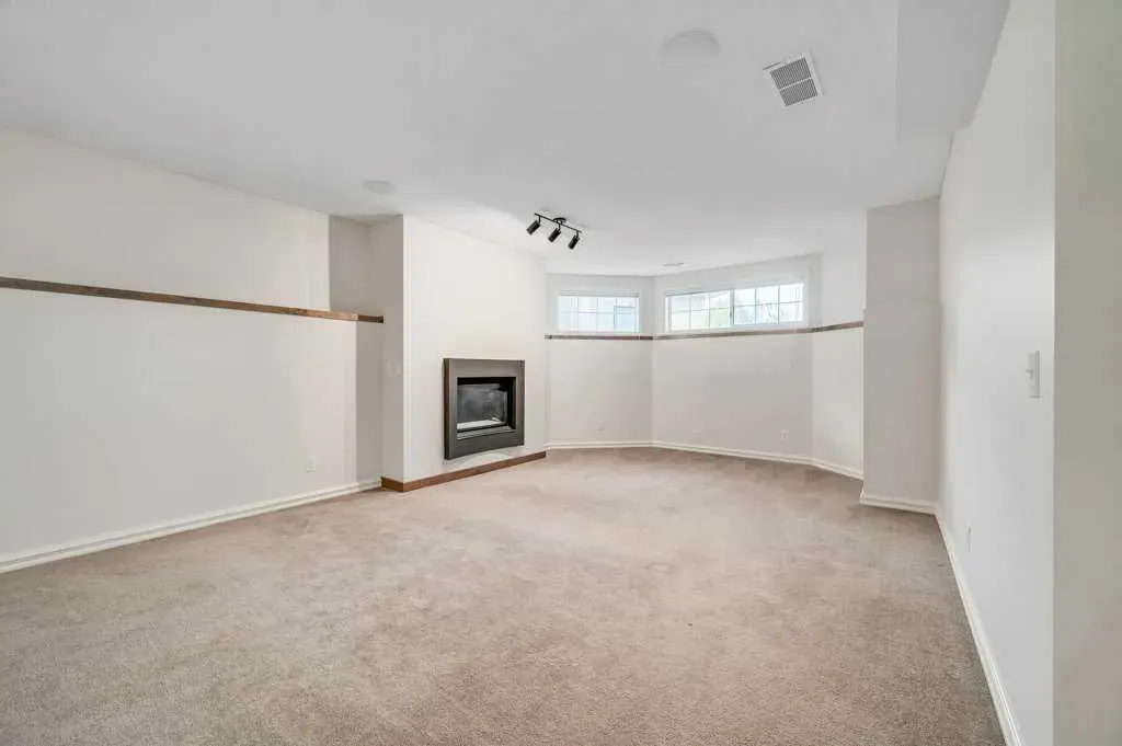 222 Diamond Court SE