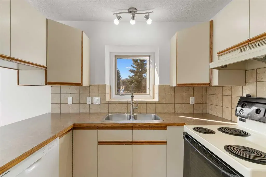 2 West Barrett Place