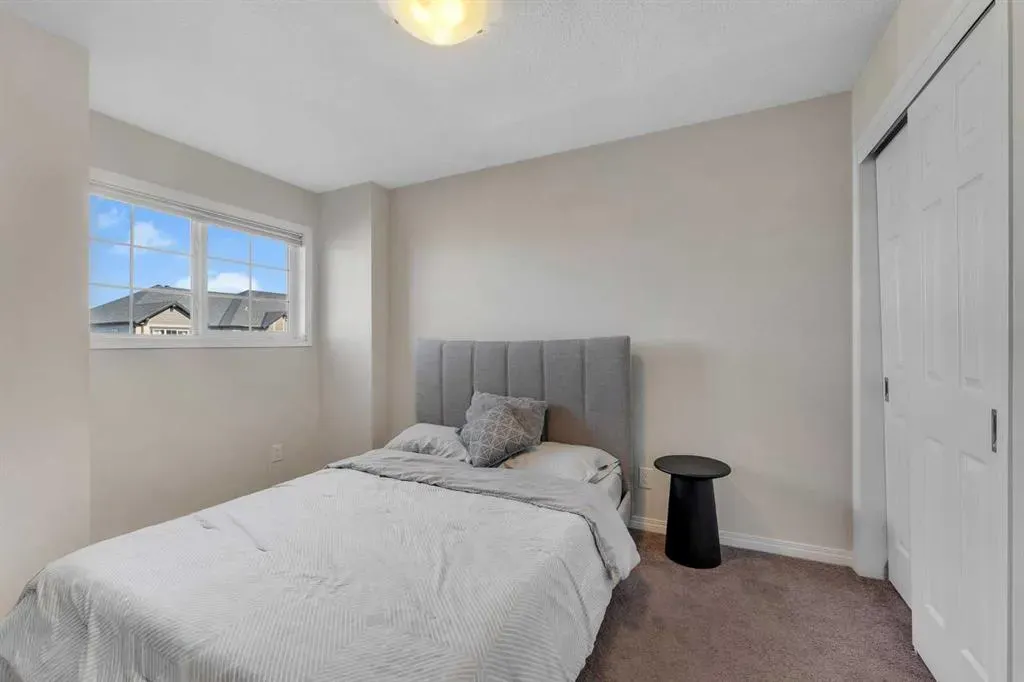 209 Hillcrest Square SW