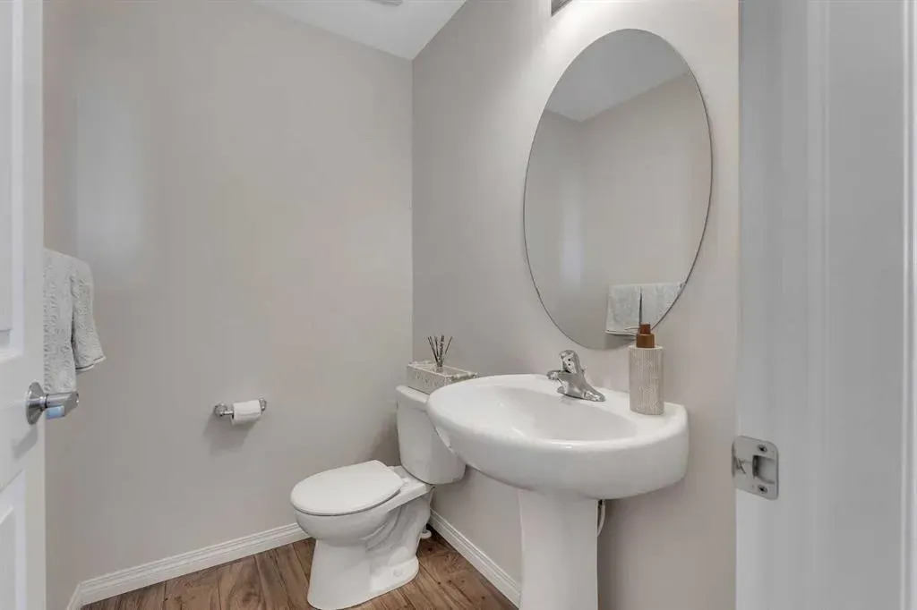 209 Hillcrest Square SW