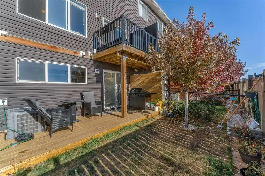 209 Hillcrest Square SW