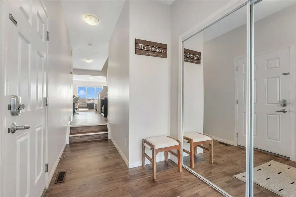 209 Hillcrest Square SW