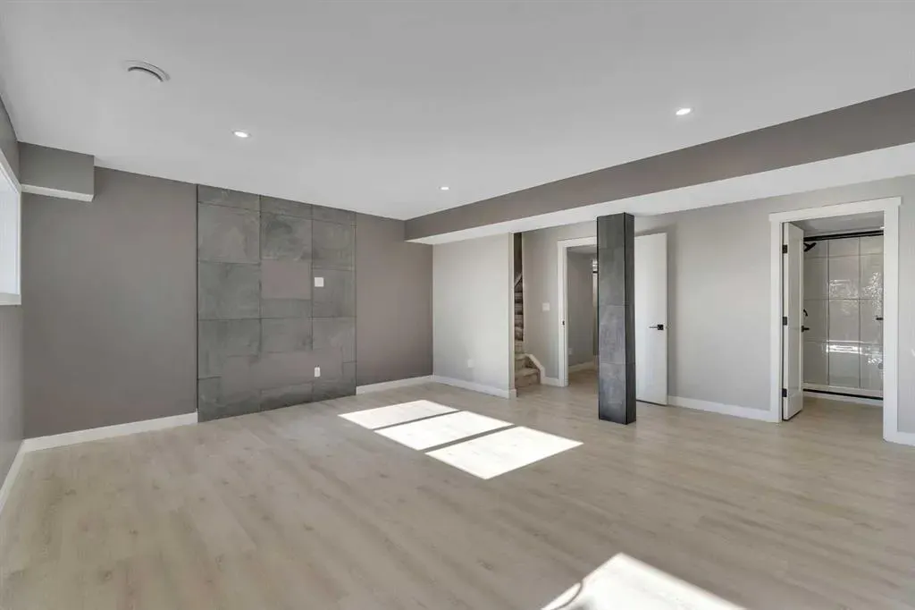 209 Hillcrest Square SW