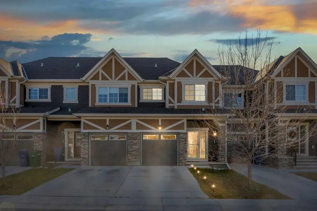 209 Hillcrest Square SW