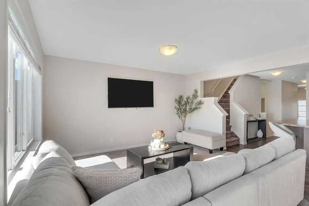 209 Hillcrest Square SW