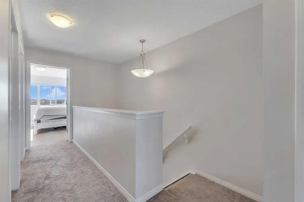 209 Hillcrest Square SW