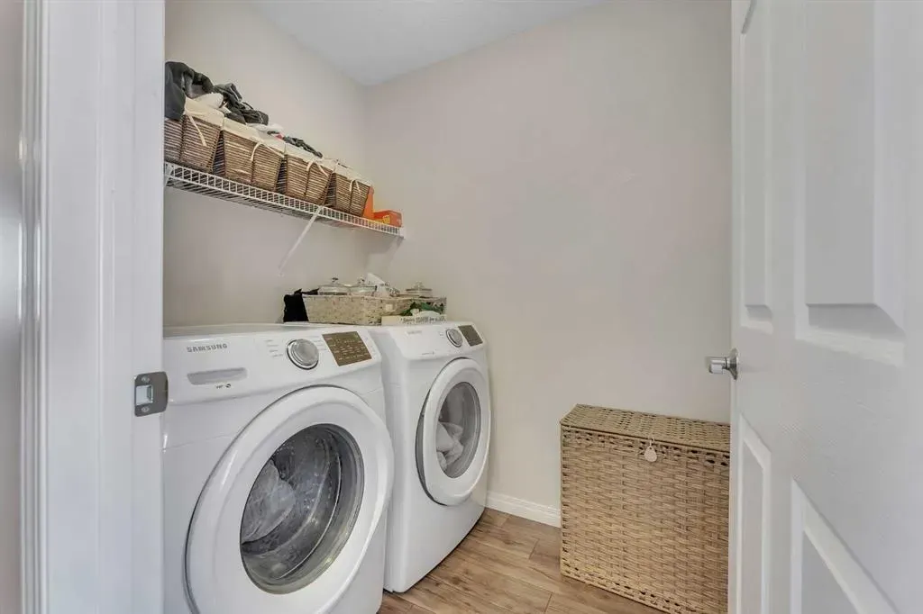 209 Hillcrest Square SW