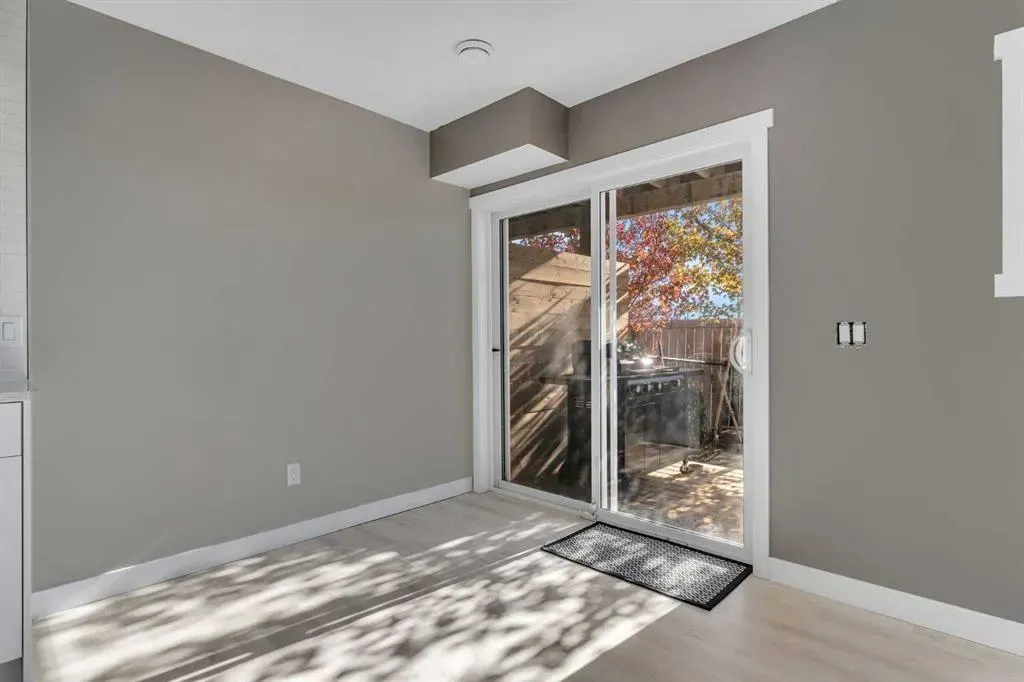 209 Hillcrest Square SW