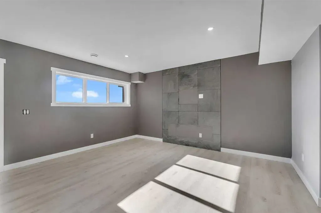 209 Hillcrest Square SW