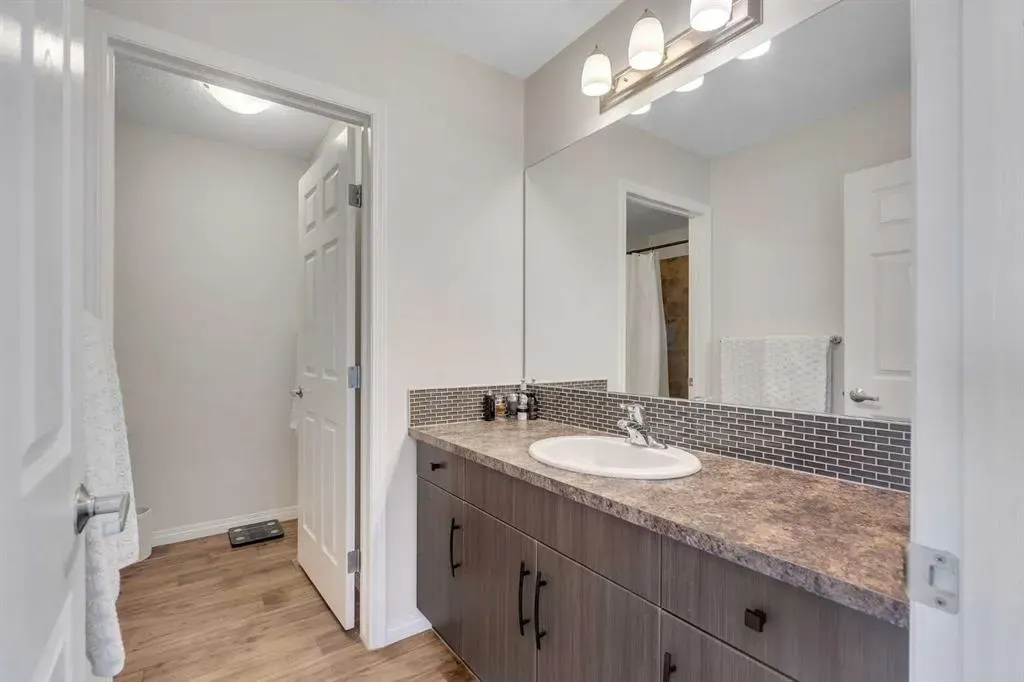 209 Hillcrest Square SW