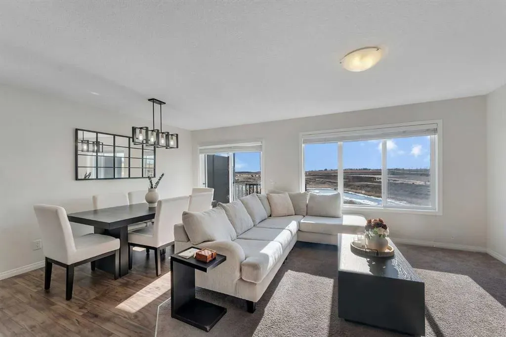 209 Hillcrest Square SW