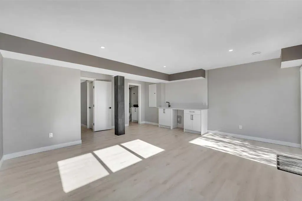 209 Hillcrest Square SW