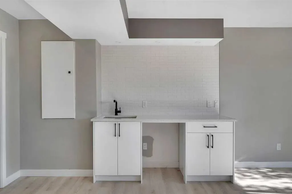 209 Hillcrest Square SW