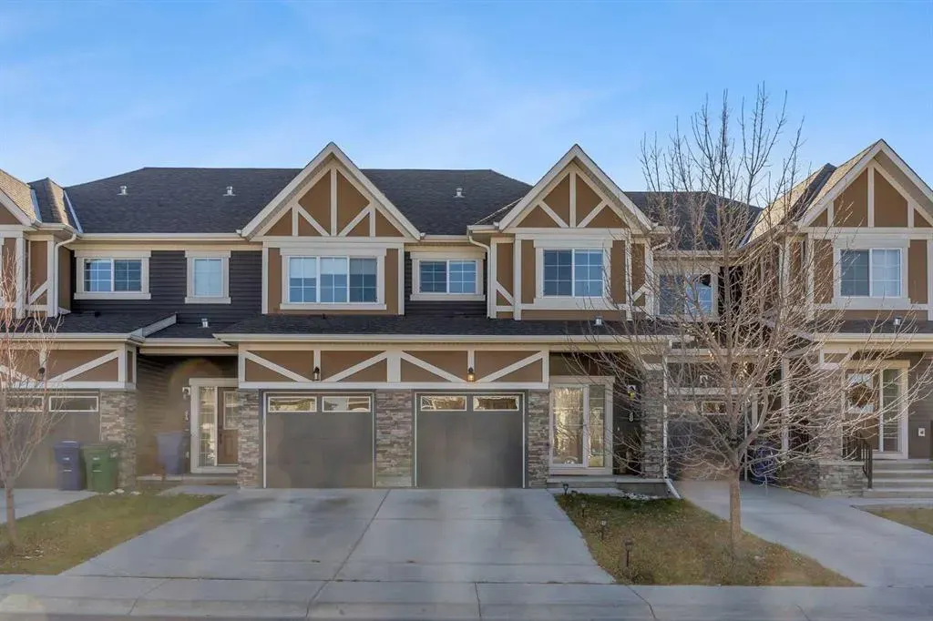 209 Hillcrest Square SW