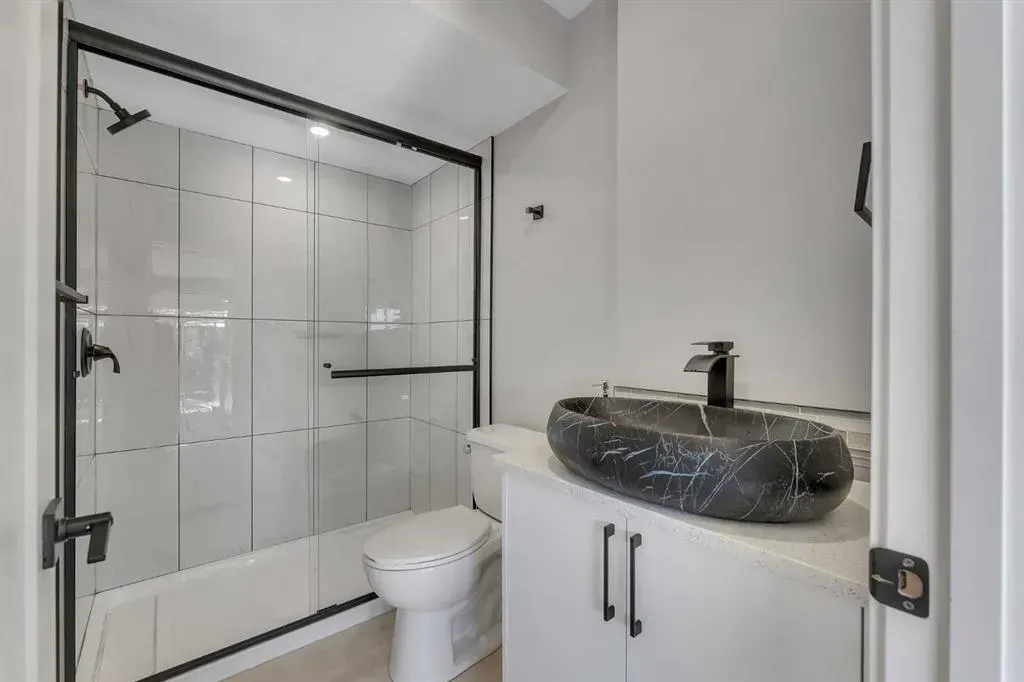 209 Hillcrest Square SW