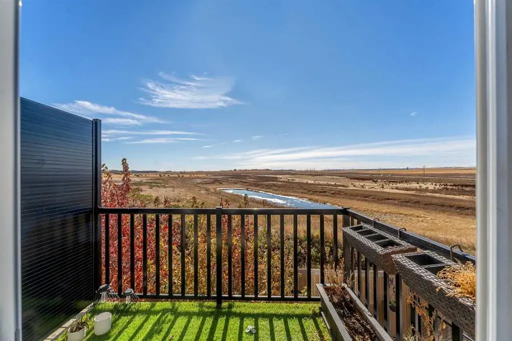 209 Hillcrest Square SW