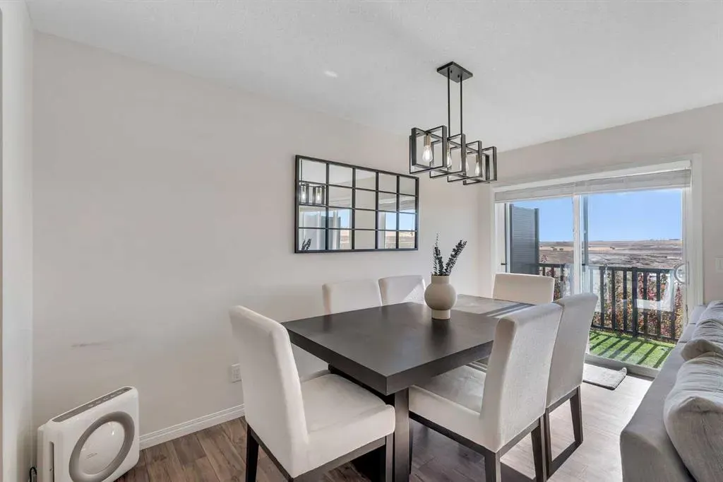 209 Hillcrest Square SW