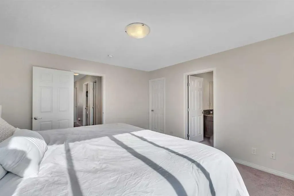 209 Hillcrest Square SW