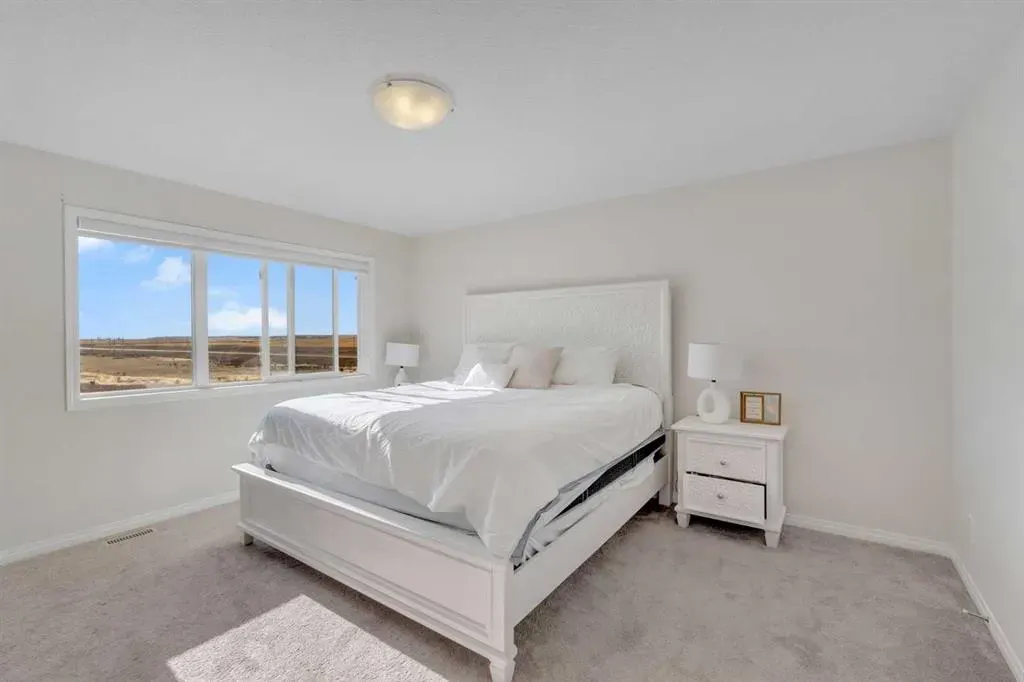 209 Hillcrest Square SW