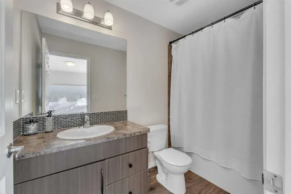 209 Hillcrest Square SW