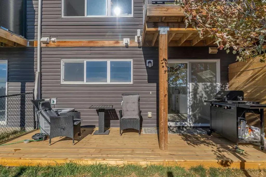 209 Hillcrest Square SW