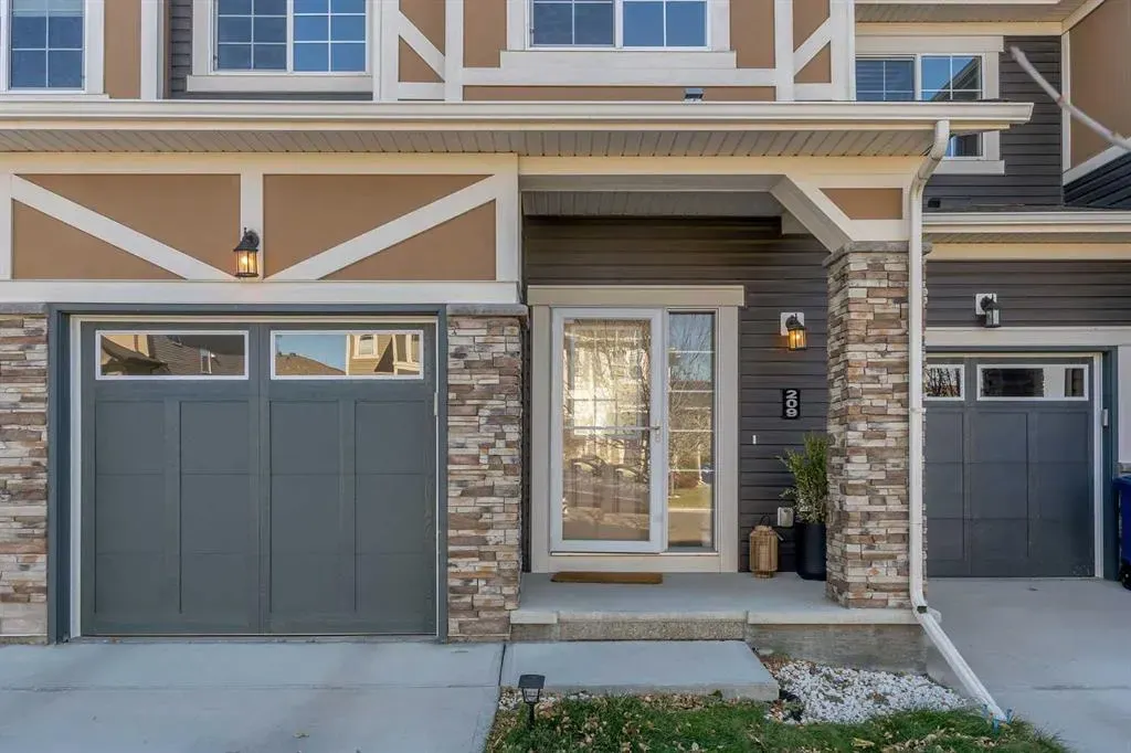 209 Hillcrest Square SW