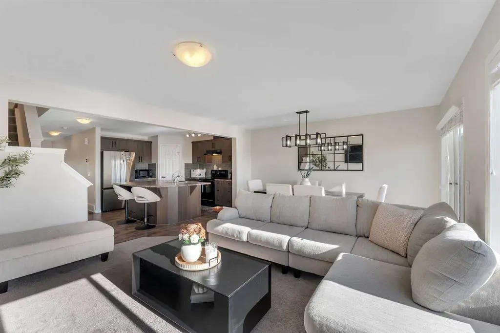 209 Hillcrest Square SW