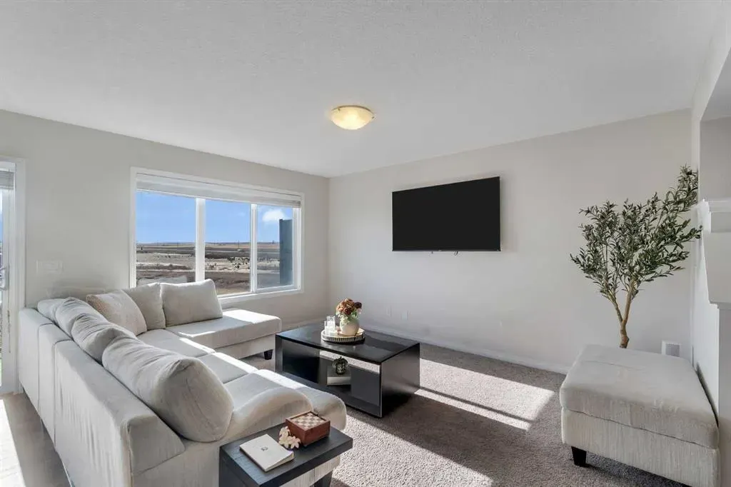 209 Hillcrest Square SW